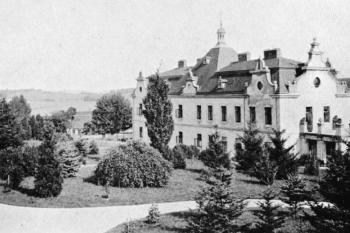 Pohled ze zámeckého parku r. 1922 (©  http://www.kunice.eu)
