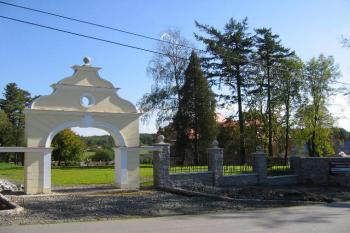 Pohled z hlavní silnice r. 2007 (© Martin Barták, 10/2007)