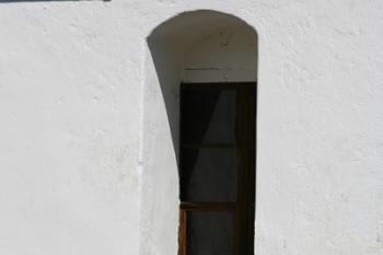 Detail pozůstatků prevetu na jižní fasádě renesančního paláce ( © Filip Matoušek 4/2007)