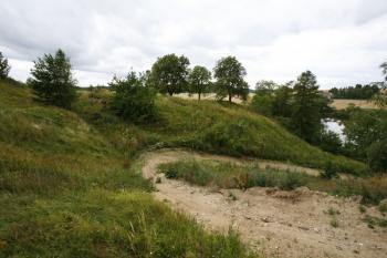 Celkový pohled na lokalitu od severovýchodu, vlevo patrný zářez příkopu a val ( © Filip Matoušek 7/2007)