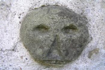 Pískovcová plastika ve hřbitovní zdi (© Daniela Fantová, 09/2007)