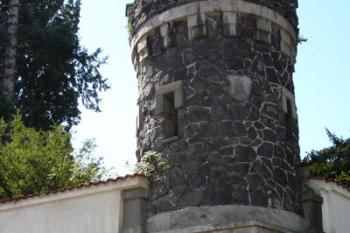 Ohrazení zámku s rohovou věžicí ( © iV 25.8.2007)