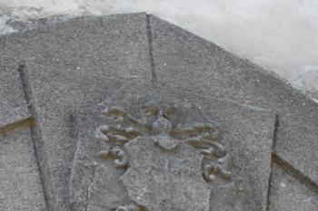 Detail erbu nad vchodem do prostorů v ohrazení zámku ( © iV 25.8.2007)