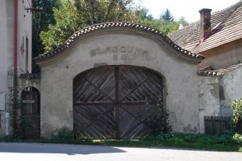 Sladovna patřící k areálu hospodářského dvora, který obklopuje zámek ( © iV 25.8.2007)