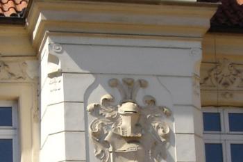 Detail erbu na boční fasádě zámku ( © iV 25.8.2007)