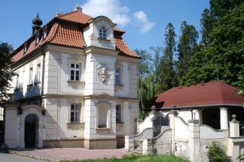 Pohled na boční průčelí zámku od východu od silnice ( © iV 25.8.2007)