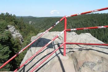 Skromná vrcholová plošinka (© Petr Turyna 08/2005)