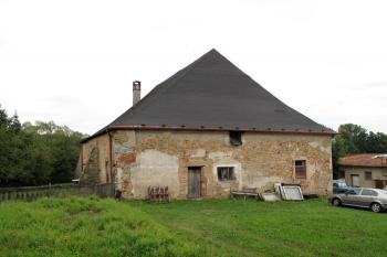 Celkový pohled na západní průčelí tvrze (© Jan P. Štěpánek 08/2013)