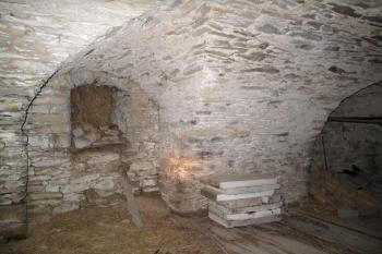 Velký kamenný sklep pod hlavním sálem tvrze (© Jan P. Štěpánek 09/2013)