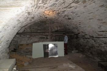 Velký kamenný sklep pod hlavním sálem tvrze (© Jan P. Štěpánek 09/2013)