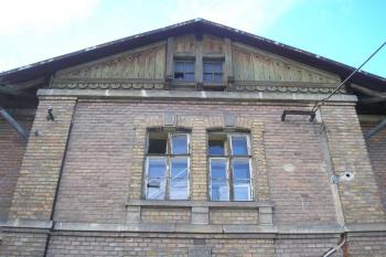 rizalit budovy bývalého tovačovského nádraží ( © Ondřej Štěpánek 11/2007)