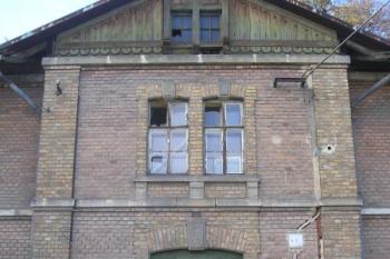 rizalit budovy bývalého tovačovského nádraží ( © Ondřej Štěpánek 11/2007)