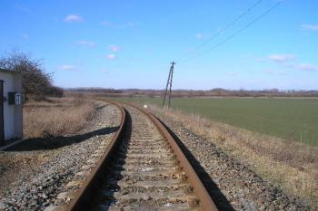 pohled od přejezdu u Uhřičic směrem k Lobodicím a Tovačovu ( © Ondřej Štěpánek 02/2008)