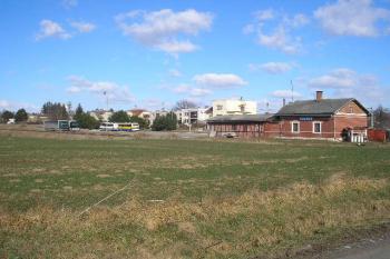 pohled na peron a budovu nádražíčka v Lobodicích ( © Ondřej Štěpánek 02/2008)