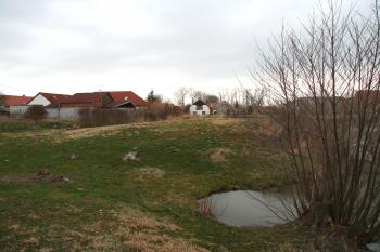 Pohled na plochu tvrziště ( © Petr Nožička 03/2012)