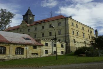 zámek od jihozápadu (© Milan Caha, 10/2007)