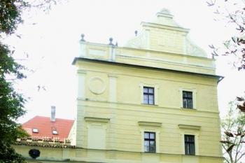 pseudorenesanční štít s bránou (© Milan Caha, 10.2007)