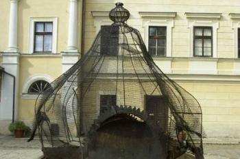 barokní kašna s kovanou klecí na nádvoří s letopočtem 1867 (© Milan Caha, 10/2007)