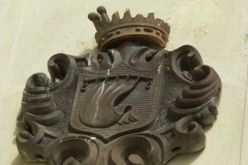 znak rodu Baillet de Latour nad vchodem na nádvoří (© Milan Caha, 10/2007)