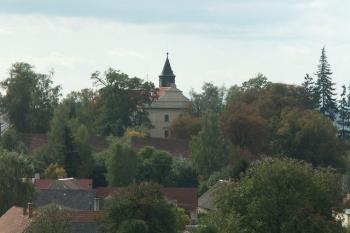 zámek od židovského hřbitova nad obcí (© Milan Caha, 10/2007)