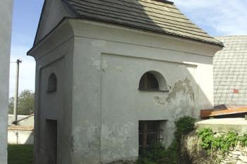 hřbitovní kaple z r. 1794 (© Milan Caha, 10/2007)