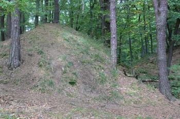 Val ukrývající čelní hradbu ( © Petr Turyna 09/2006)