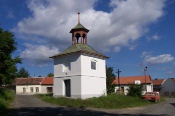 Žárovice - Pohled na zvonici, severně nad kaplí. (© Ivo Rozehnal, 06/2007)