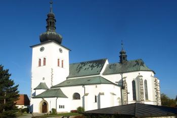 kostel z náměstí (© Milan Caha 10/2012)