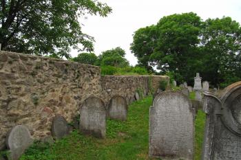 hřbitov se zbytky městských hradeb (© Rodochrozit, 06/2012)