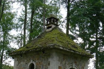 Kaplička v parku - hrobka rodu Haasů (© Jan Boukal, 8/2010)