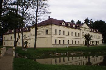 pohled od silnice (© Petr K, 07/2008)