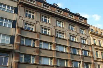 zadní průčelí banky ( © Milan Caha 09/2009)
