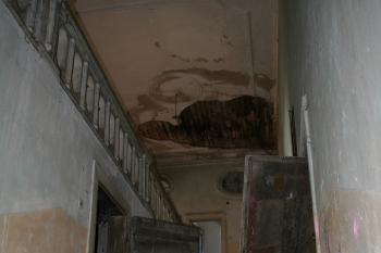 schodiště od vstupu do 1. patra (© Ondřej Moravanský, 11/2010)