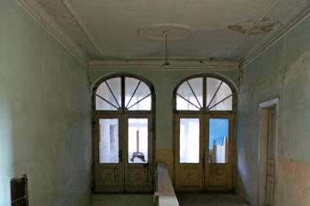 první patro, pohled ke vstupu a k balkónu (© Ondřej Moravanský, 11/2010)