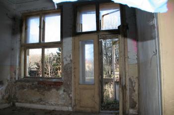 pohled zevnitř na balkón nad vchodem (© Ondřej Moravanský, 11/2010)