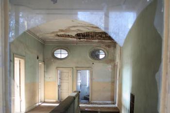 1. patro, pohled od balkonu na vstupní schodiště (© Ondřej Moravanský, 11/2010)