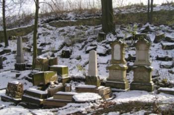 počátky oprav na hřbitově (© Daniela Fantová, 11/2007)