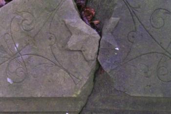 detail  rozbitého náhrobku (© Daniela Fantová, 12/2006)