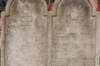 krásný dvojitý náhrobek ( © Ondřej Štěpánek a Zuzana Krybusová 09/2007)