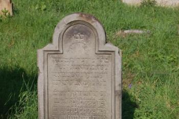 osamocený historický náhrobek ( © Ondřej Štěpánek a Zuzana Krybusová 09/2007)