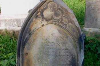 náhrobek v gotickém stylu ( © Ondřej Štěpánek a Zuzana Krybusová 09/2007)