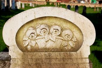 nádherný detail výzdoby jedno z náhrobků ( © Ondřej Štěpánek a Zuzana Krybusová 09/2007)