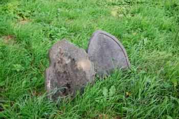 ne všechny náhrobky se dochovaly do dnešních časů ( © Ondřej Štěpánek a Zuzana Krybusová 09/2007)