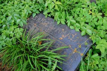 ne všechny náhrobky se podařilo zrekonstruovat ( © Ondřej Štěpánek a Zuzana Krybusová 09/2007)