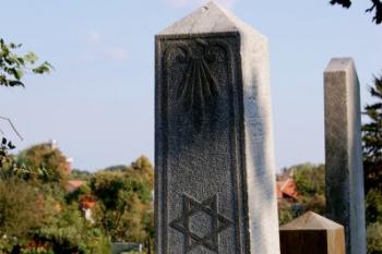 stéla s hvězdou Davida ( © Ondřej Štěpánek a Zuzana Krybusová 09/2007)