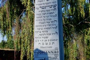 jeden ze zrekonstruovaných náhrobků ( © Ondřej Štěpánek a Zuzana Krybusová 09/2007)