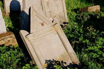 detail náhrobku ( © Ondřej Štěpánek a Zuzana Krybusová 09/2007)