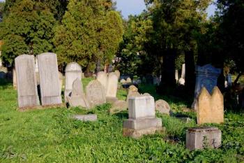 přední fronta hřbitova ( © Ondřej Štěpánek a Zuzana Krybusová 09/2007)