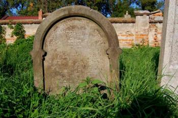 detail starého náhrobku ( © Ondřej Štěpánek a Zuzana Krybusová 09/2007)