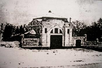 bývalá secesní obřadní síň židovského hřbitova z r. 1901 ( © Dušan Riegl: Dějiny židovské obce a Židů v Kojetíně, 1995 Kojetín)